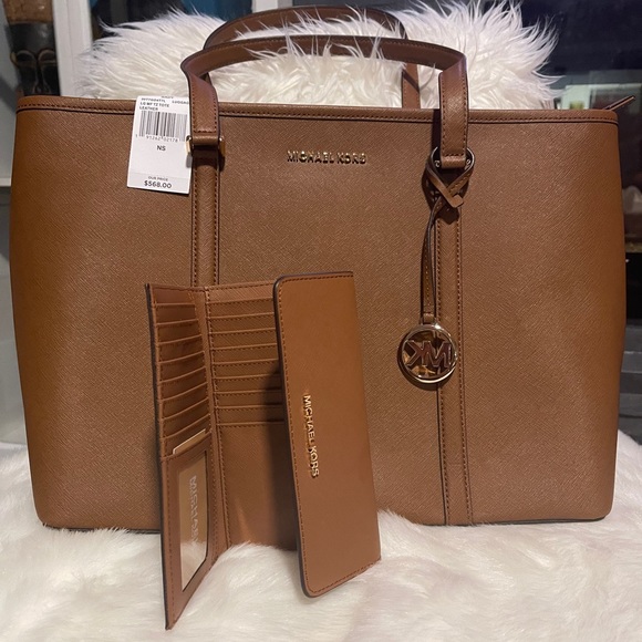 Michael Kors Saffiano Leather Handbag & wallet - Picture 6 of 10